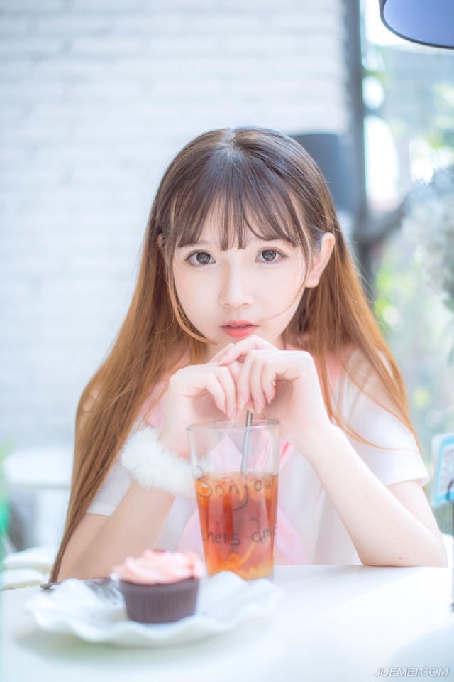 “知道吗？”雨幕中，陈到站在塔楼里，远眺着江面，实际上除了不断拍击着港口的浪花，再远一些的地方已经无法视物，很少说话的陈到冷不丁的开口将伏德给吓了一跳。